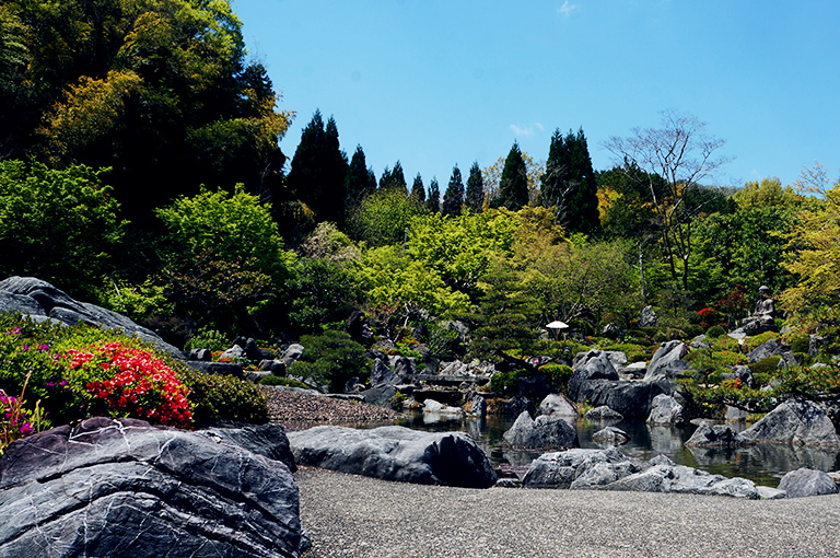 巨石と自然に溢れる庭園